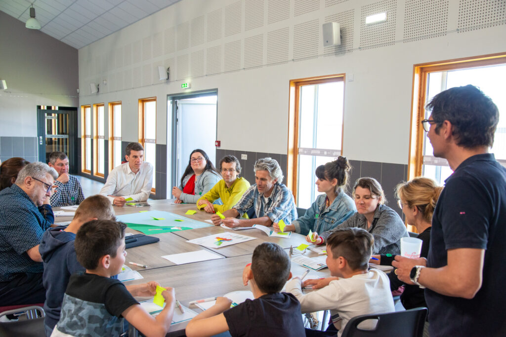 Participant Parcours Jeunes en train de travailler autour d'un table
