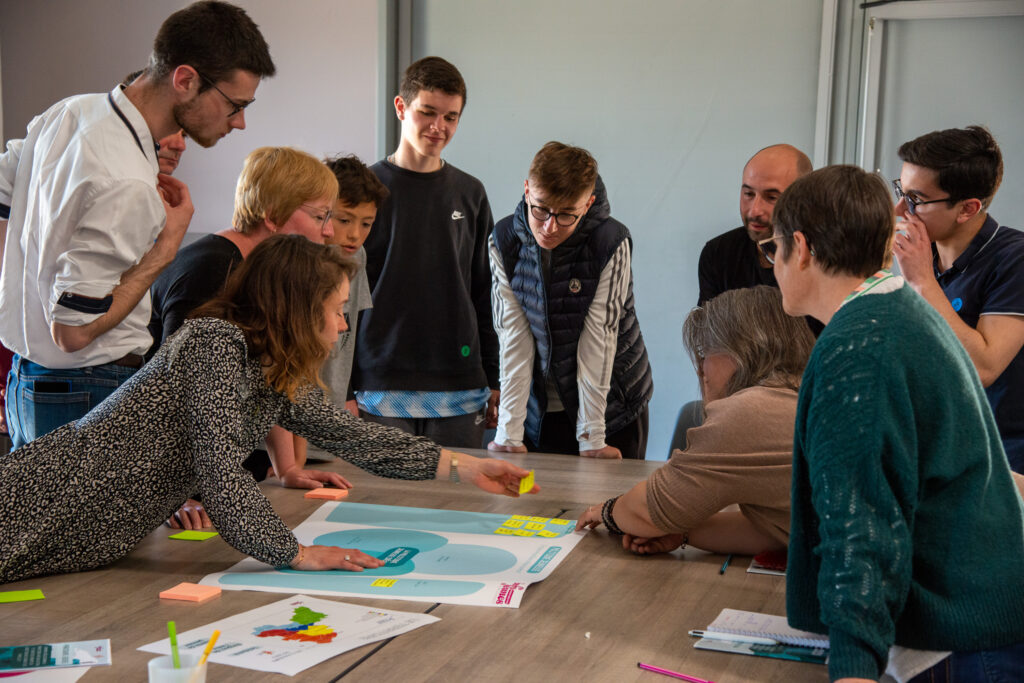 Groupe actif sur l'activité Politique jeunesse idéale posant des post it