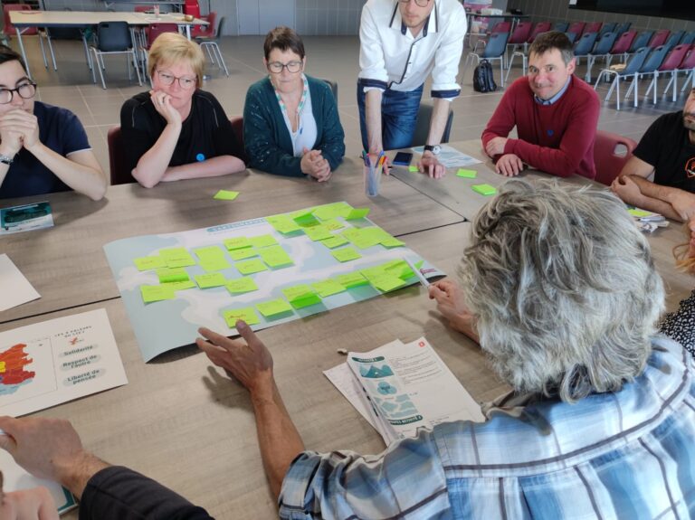 Photographie des participants en train de travailler à une table autour de l'atelier "Cartographie du territoire"